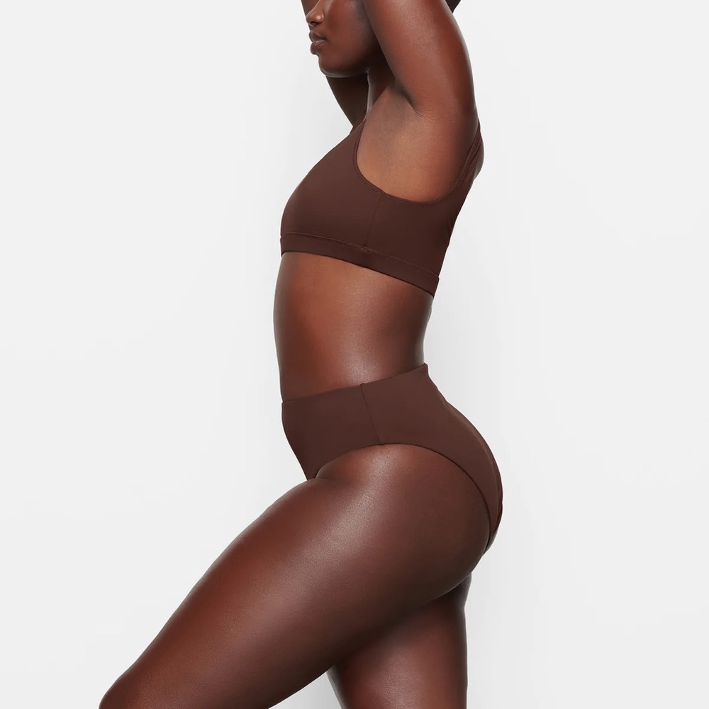 🤎 SKIMS Signature Swim Tank Bikini Top - NWT - Size M - Cocoa - Picture 3 of 5